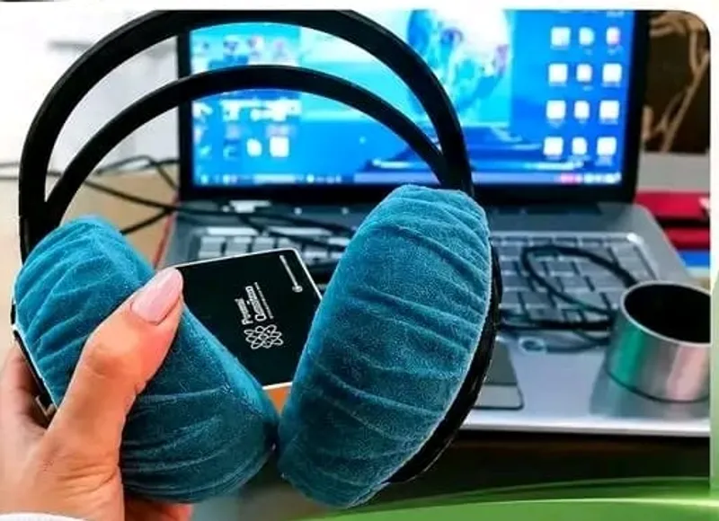 Auscultadores de biofeedback junto a um portátil